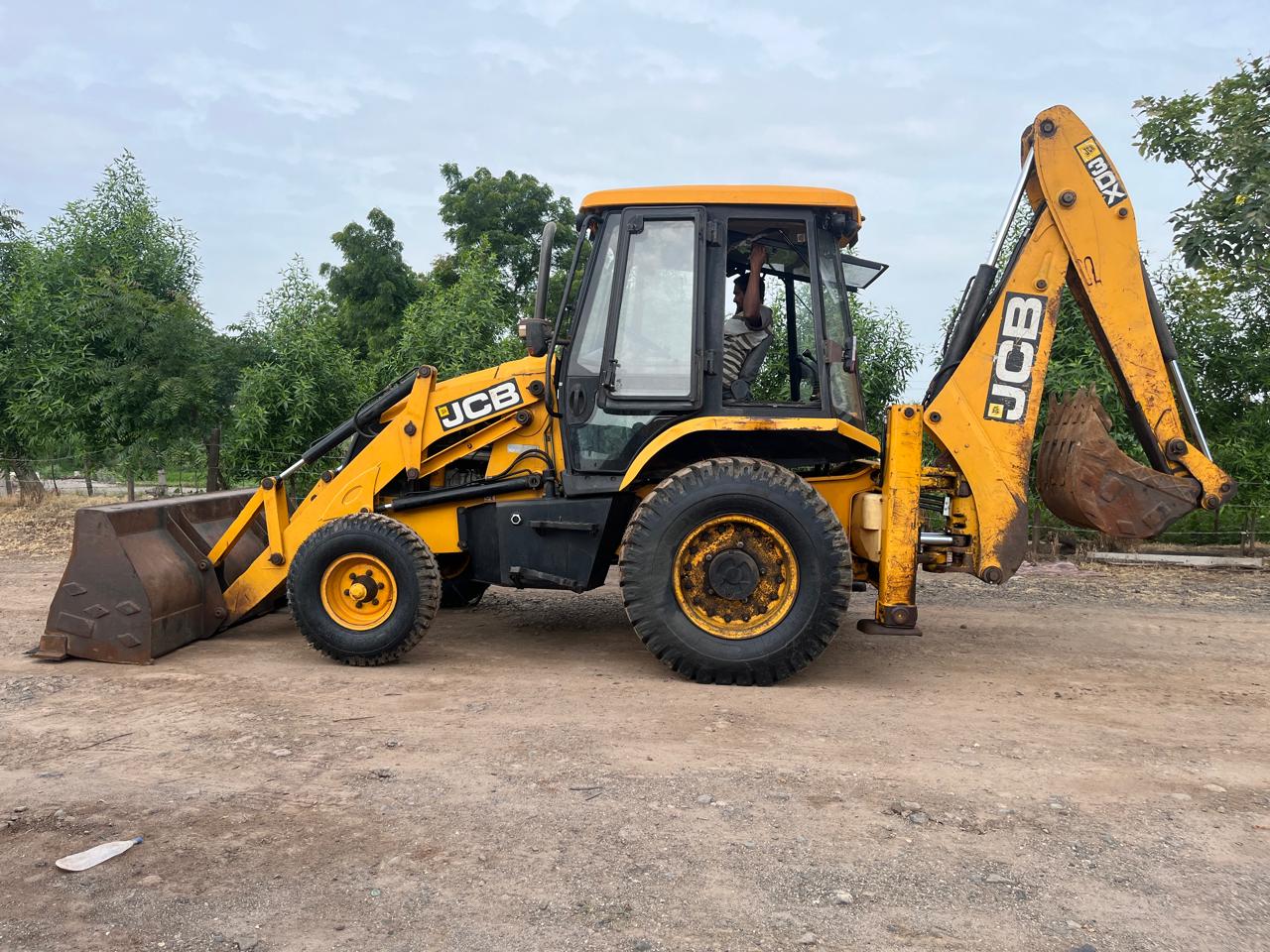 JCB 3DX backhoe loader